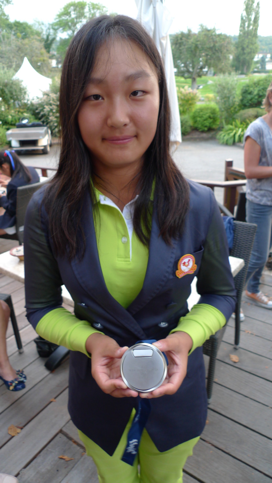 杜墨含在比赛中完成一次完美挥杆后优雅收杆，身姿挺拔如松，目光追随着空中飞行的白球，充满自信。