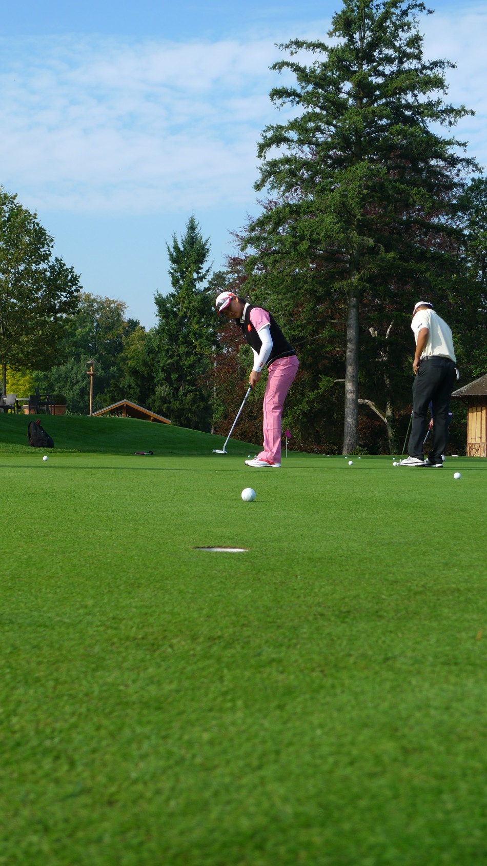杜墨含凝视着手中银光闪闪的亚军奖牌，眼神专注而深邃，仿佛在回顾比赛中的每一个关键瞬间。