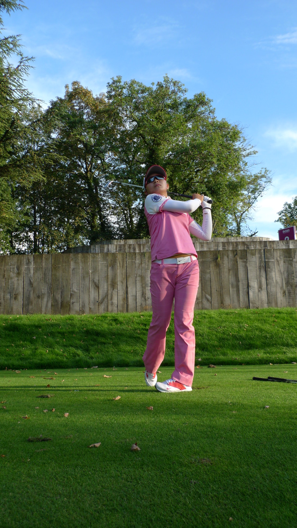 刘文博与同组选手在绿茵球道上亲切交流，分享着比赛心得，画面温馨而和谐。