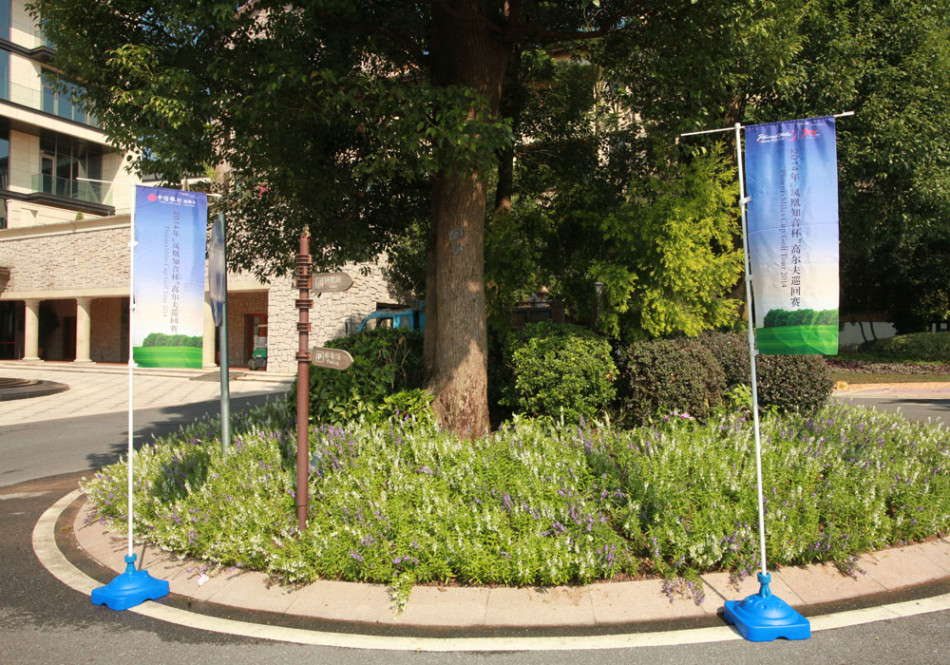 广州站赛事大合影，所有参赛者与工作人员笑容满面，在蓝天绿草间共同留下难忘的珍贵记忆。