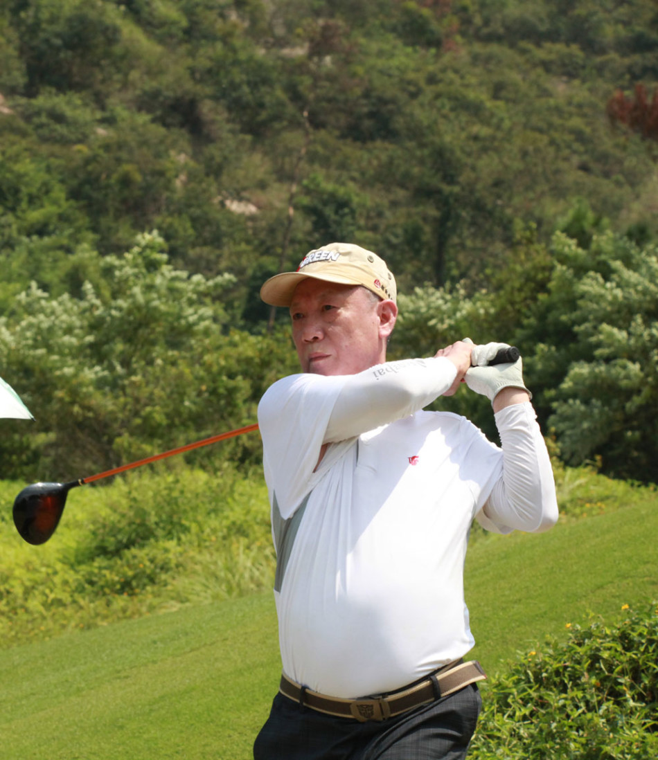 净杆冠军颁奖时刻，获奖者高举奖杯，笑容灿烂，周围嘉宾与观众报以热烈祝贺的掌声。