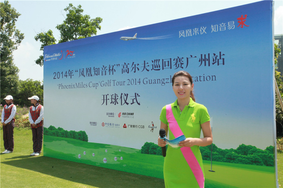 距洞最近奖颁奖环节，获奖球员手持精美奖品，与颁奖嘉宾在果岭旁亲切合影，气氛融洽欢乐。