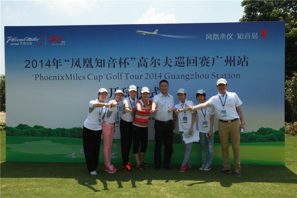 赛场上，冠军球员正自信挥杆，身姿挺拔动作流畅，尽显王者风范与赛场独特风采。