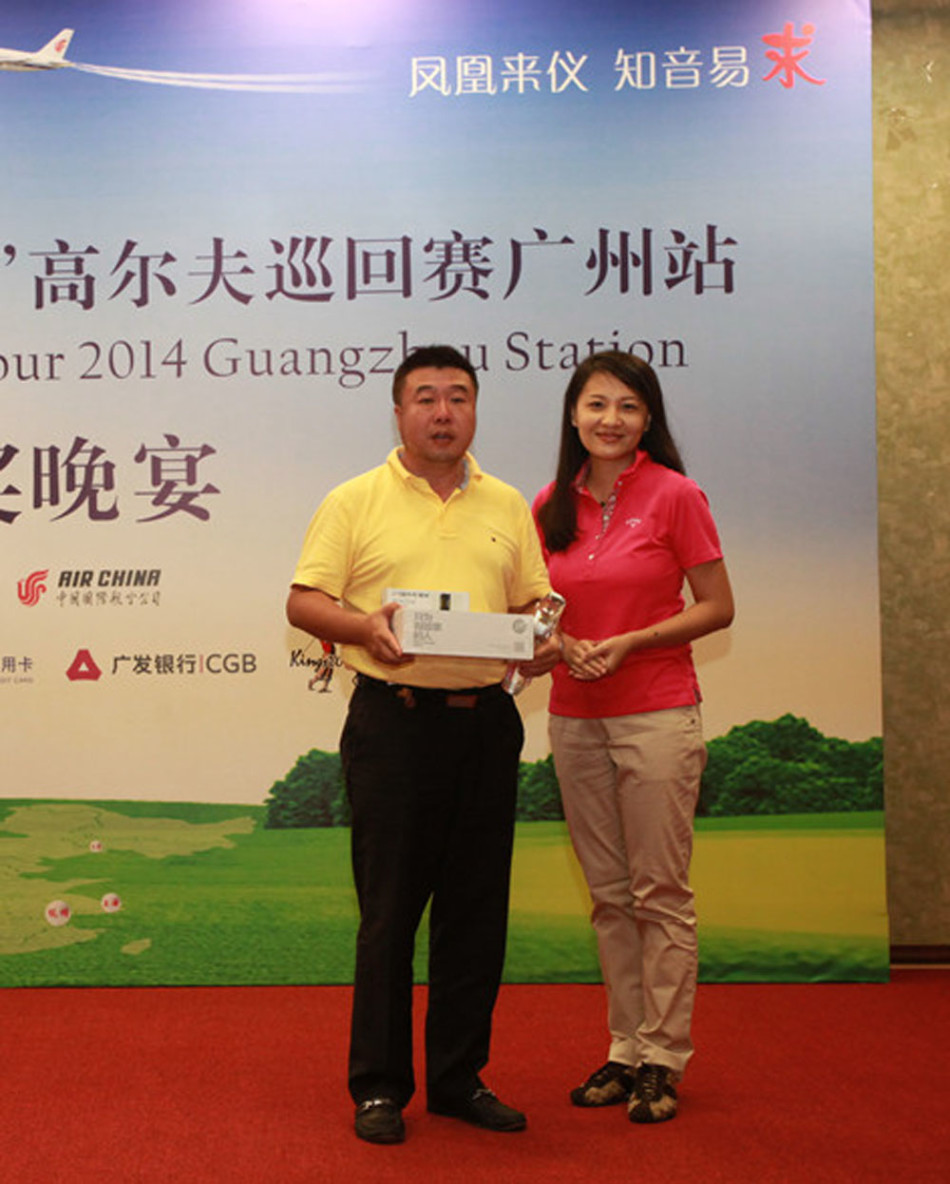 一位球员正全神贯注地进行沙坑救球，沙砾飞扬瞬间，展现了高超的临场技巧与沉着心态。