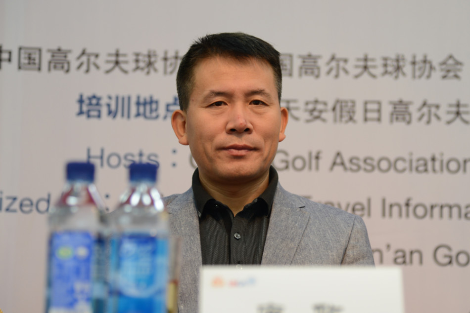 美高协讲师Mary Kate与培训班学员进行互动交流，现场学习氛围浓厚，展现了中国高尔夫从业者求知若渴的专业精神。