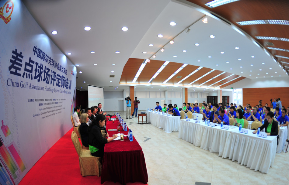 中国高尔夫球协会差点系统教材特写，封面设计专业严谨，象征着中国高尔夫运动标准化与专业化进程的全新篇章。