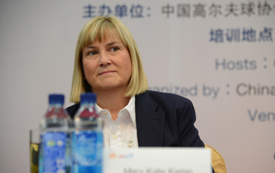 嘉宾向培训班学员代表赠送厚重的专业教材，象征着知识的传递与行业标准的接力，寓意深远。