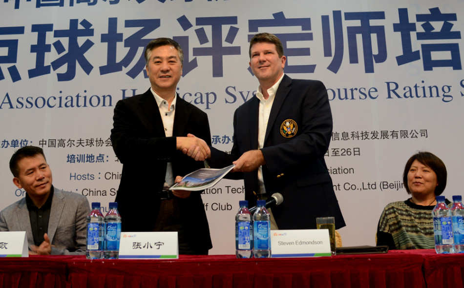 美高协代表Steven正在认真授课，背景屏幕显示着专业的培训内容，中外知识在此刻进行着深度的交流与融合。