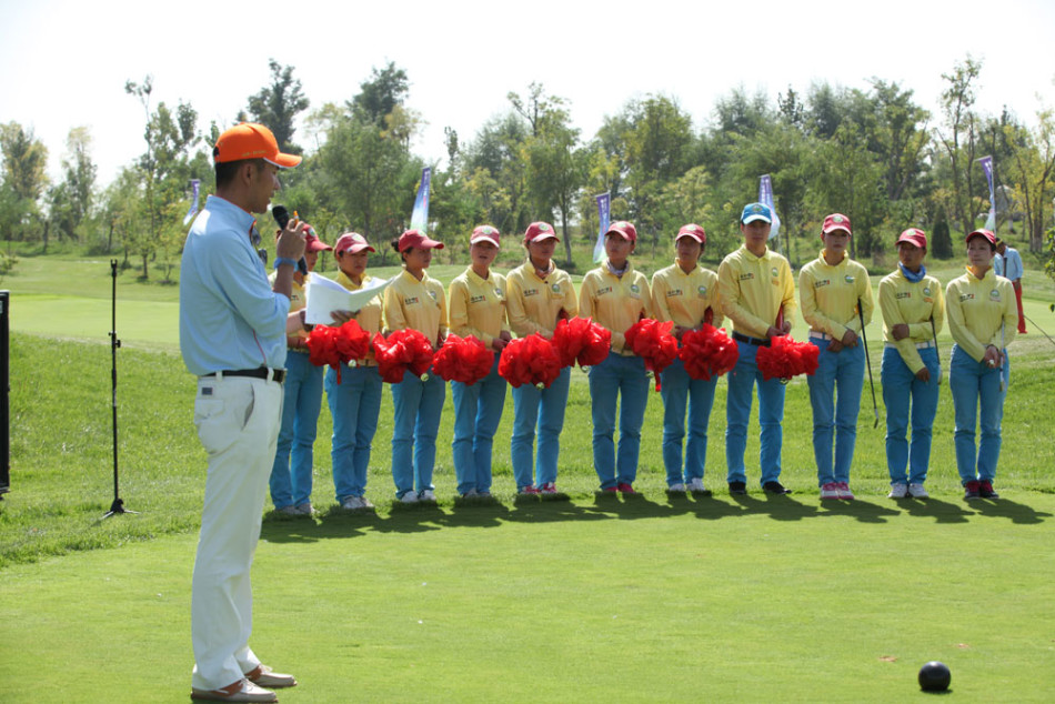 工匠俯身雕琢传统器物,木屑如金粉般飞舞,专注的眼神仿佛在与材料进行无声对话
