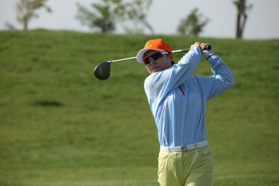 晨光中的市集苏醒,摊主正在整理鲜艳的果蔬,蒸腾的热气与初升的朝阳交织成金色薄雾