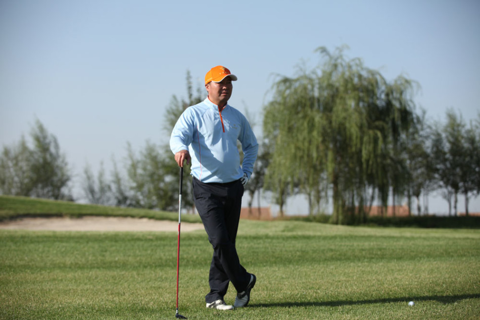 丰收时节的金色麦浪中,农人直起腰擦拭汗水,远方的现代建筑与近处的传统农耕形成时空对话