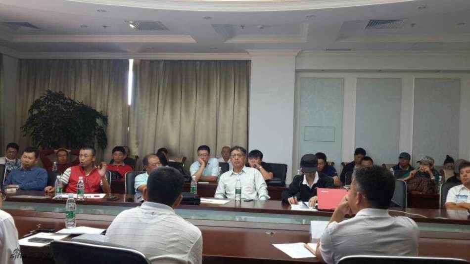 一台大型推土机正在碾压原本绿草如茵的球道，履带留下的痕迹清晰可见，昔日的休闲胜地正面临不可逆的改变。