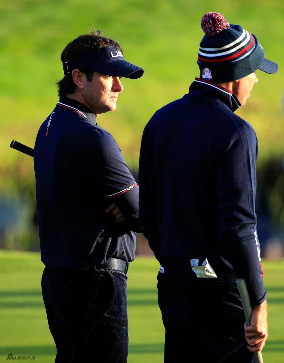 世界第一罗里·麦克罗伊全力挥杆，身体展现出完美的扭转与平衡，小白球即将如炮弹般飞向球道，彰显其无与伦比的统治力。