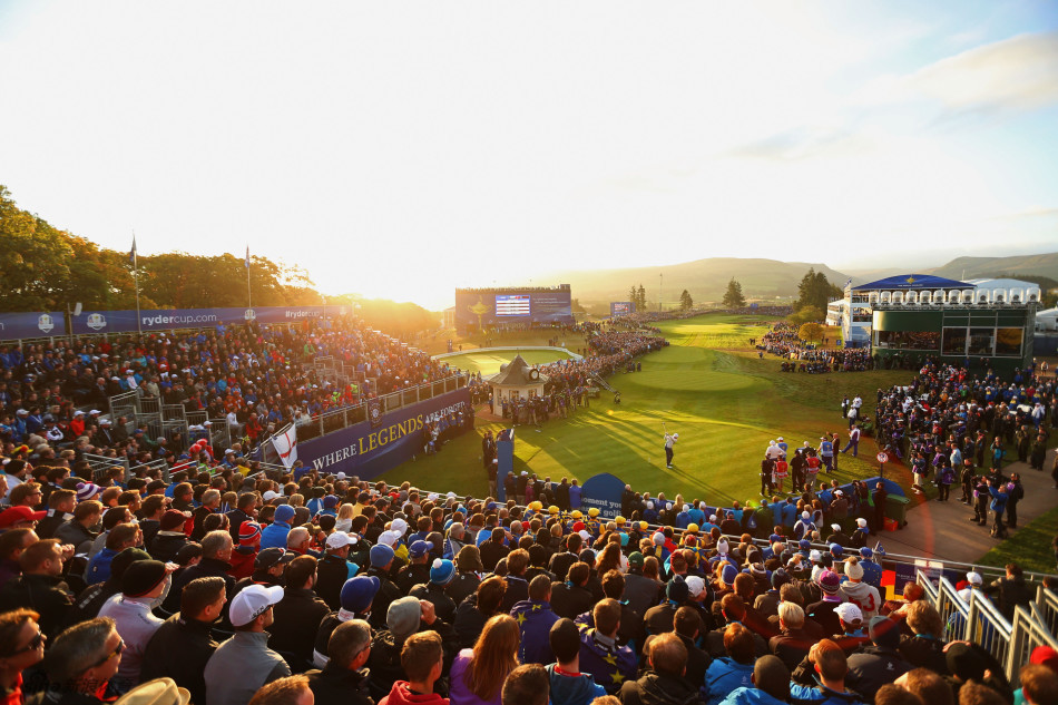 第一洞发球台旁巨大的弧形看台座无虚席，观众们翘首以盼，构成一幅色彩斑斓、气势磅礴的壮观画卷，莱德杯的狂热氛围扑面而来。