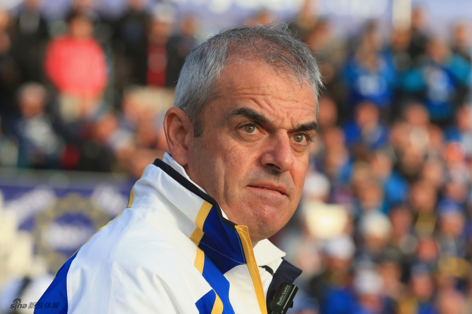 球员在沙坑中奋力一击，沙砾飞扬的瞬间充满力量感，这是技术、勇气与球场障碍的直接对话。