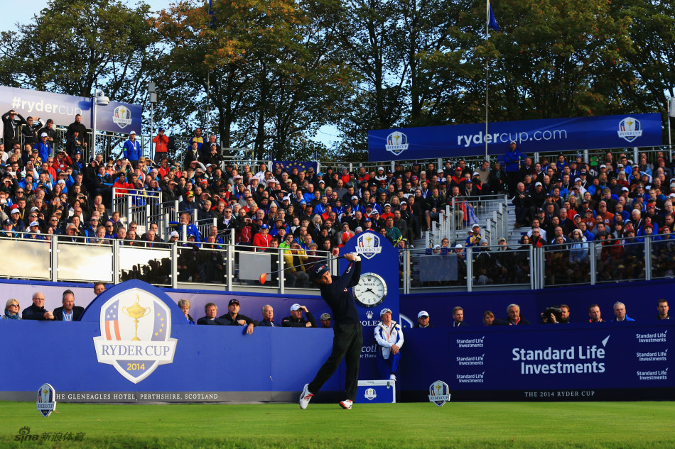 欧洲队核心贾斯汀·罗斯与亨里克·斯滕森在比赛中观察球路，沉稳的表情下是精准计算与默契配合，他们是欧洲队最可靠的得分组合。