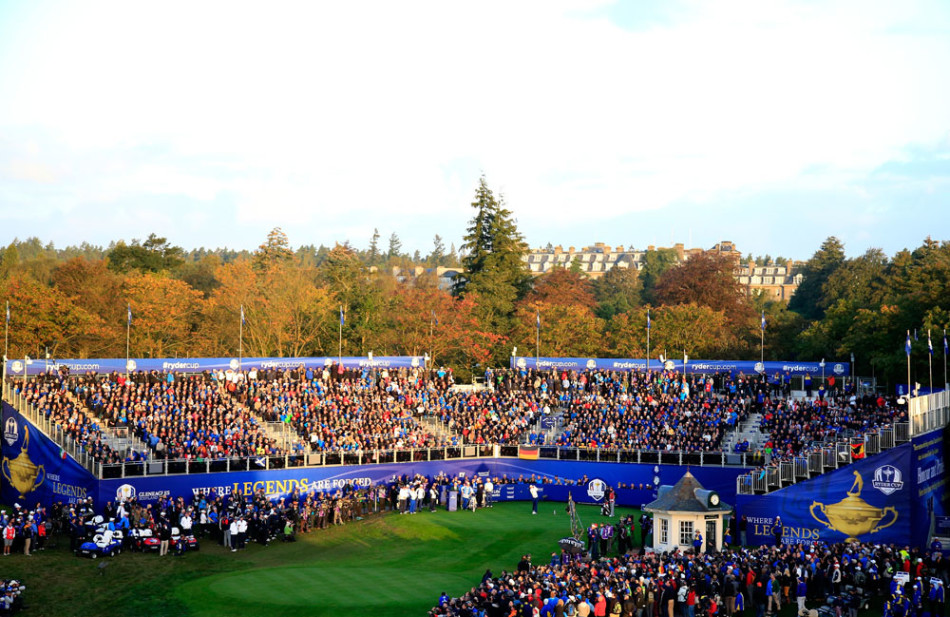 晨曦中的格伦伊格尔斯球场，金色阳光穿透薄雾，为静谧的球道和宏伟的看台披上一层圣洁的光辉，大战前的宁静令人屏息。
