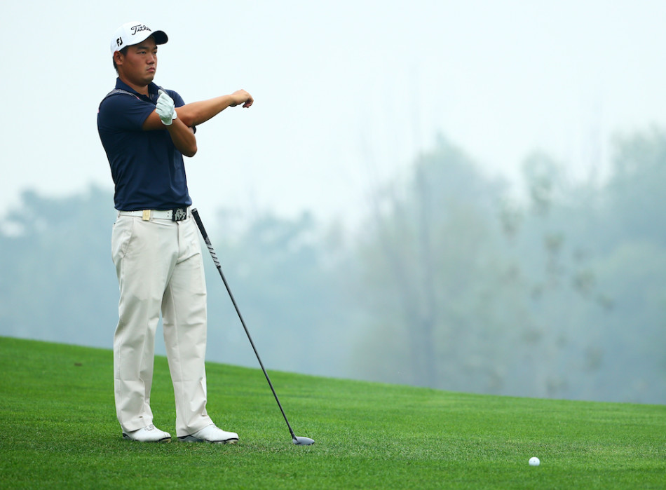 金度勋挥杆瞬间充满张力，肌肉线条紧绷，展现出职业球员强大的爆发力与身体控制。