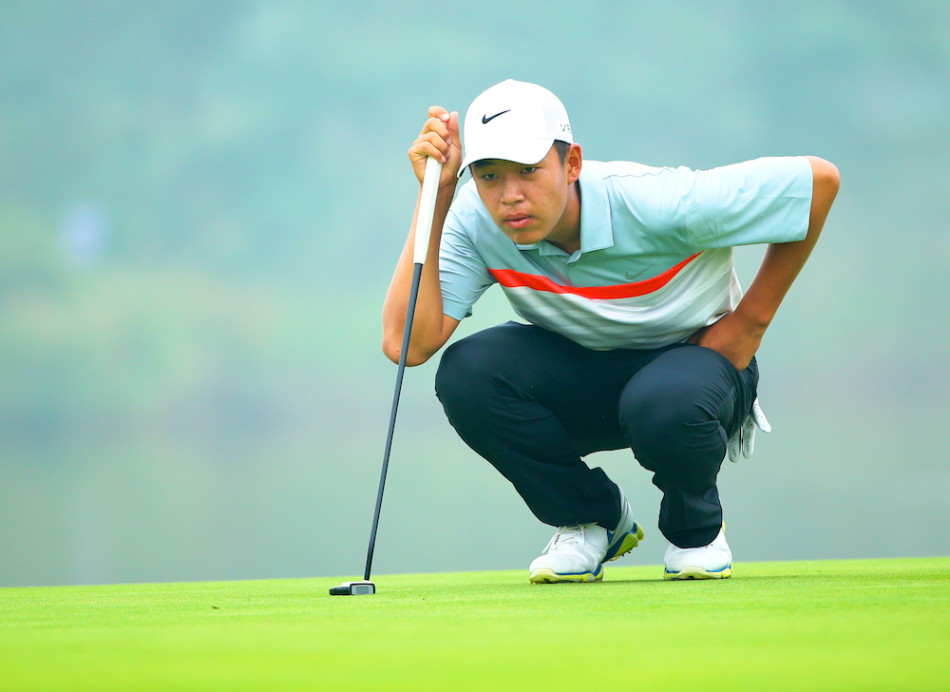 金一马丁完成漂亮一击后，自信抬头追踪小球飞行轨迹，姿态从容而笃定。