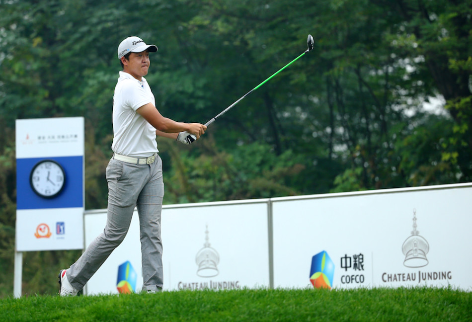 李鑫阳的挥杆姿态标准而有力，杆头速度迅猛，击球瞬间仿佛凝聚了全部技术与信念。