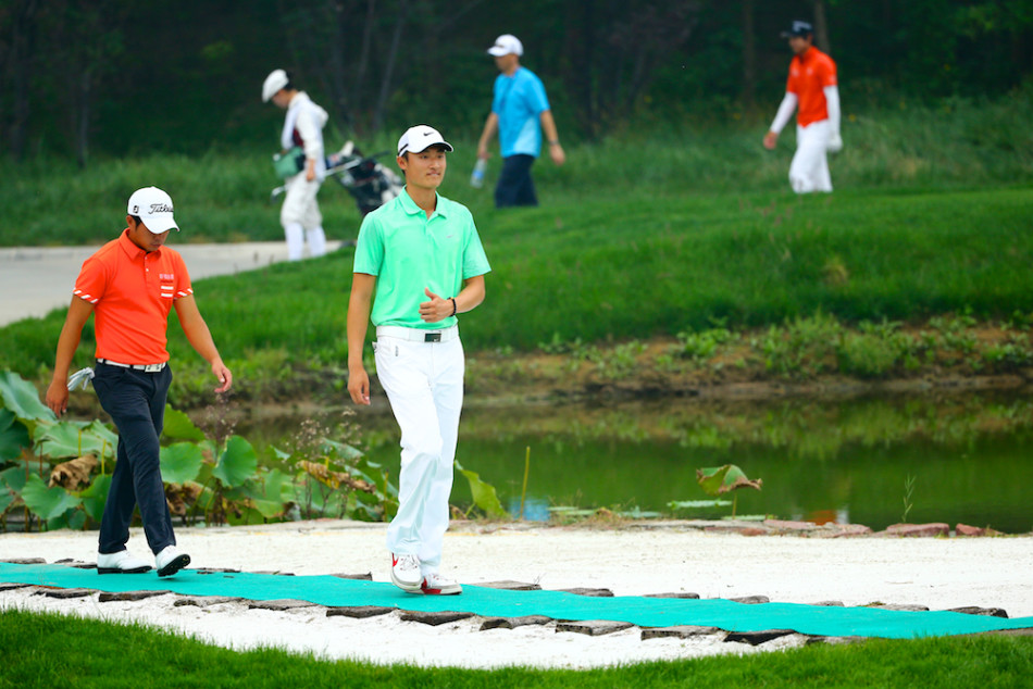 胡牧在球道上优雅挥杆，动作流畅而稳定，尽显扎实基本功与对球路的精准控制。