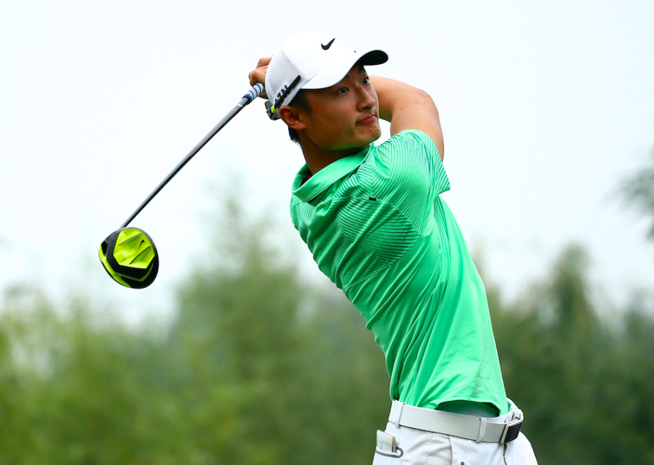 李昊桐在果岭边专注凝视，评估推杆路线，眼神中透露出超越年龄的沉稳与果决。