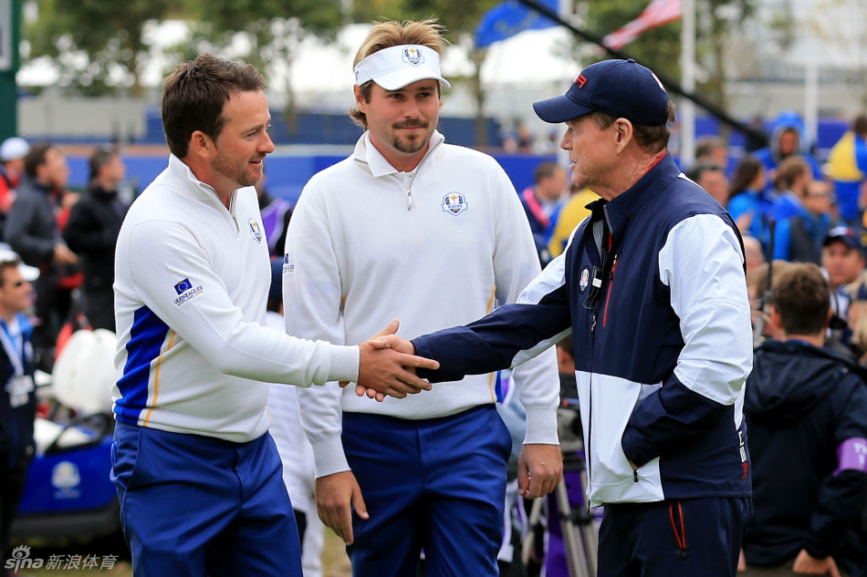 欧洲队长保罗·麦克金尼目光如炬，凝视球场，他深思熟虑的排兵布阵是团队胜利的基石