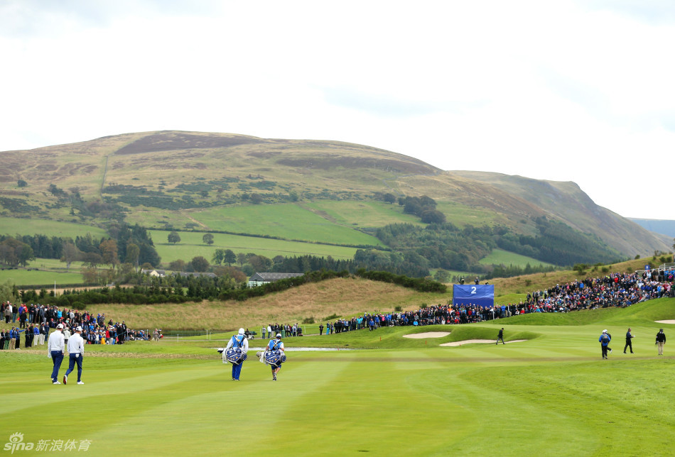 维克多·杜比松的球童汤姆·艾林在赛场边为其出谋划策，主仆二人的默契是赛场上的独特风景