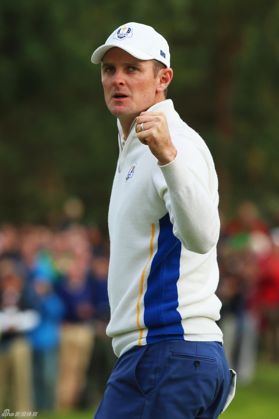 马丁·凯梅尔在发球台上全力开球，动作流畅充满力量，白色小球划破天际飞向远方