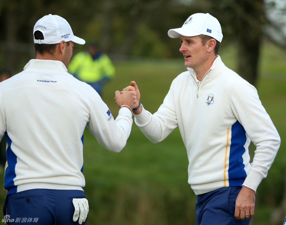 美国传奇队长汤姆·沃森与欧洲制胜功臣杰米·唐纳逊绅士握手，这一刻超越胜负，彰显高尔夫运动精神