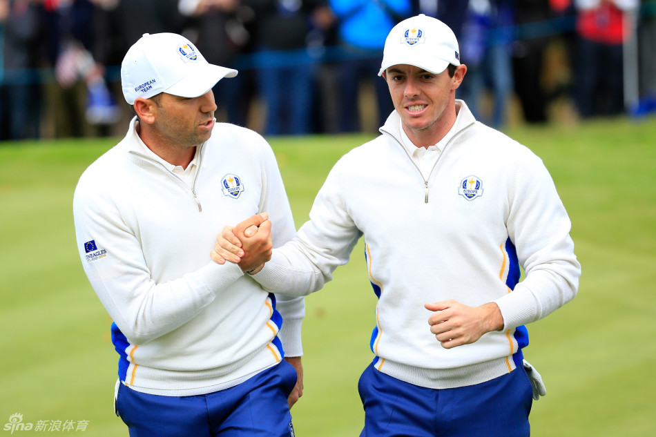 塞吉奥·加西亚与罗里·麦克罗伊在练习轮中并肩前行，谈笑风生，展现了欧洲队内深厚的友谊与团结