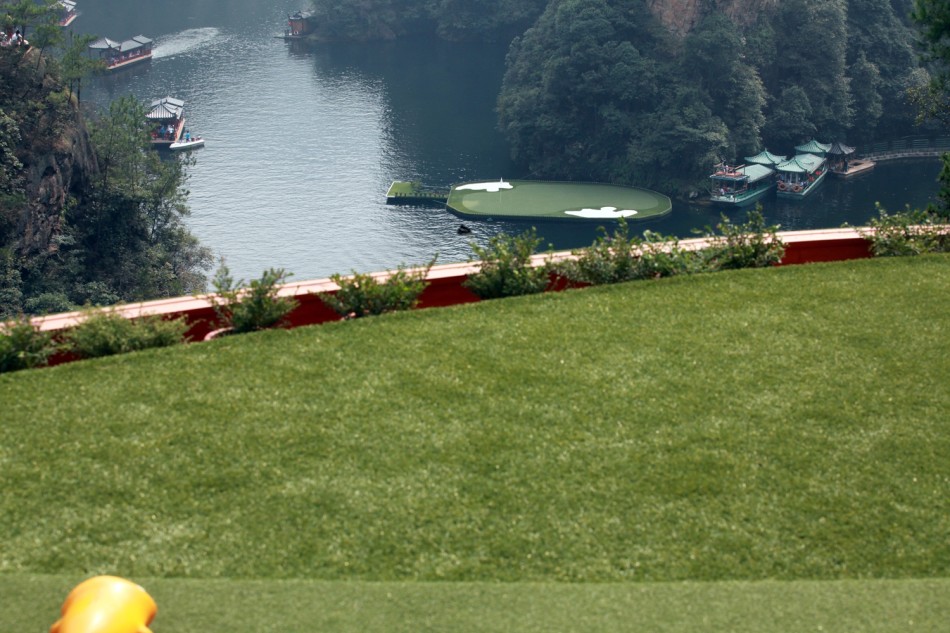 选手在悬崖边的发球台凝神准备,脚下是深邃的宝峰湖,背景是张家界特有的石英砂岩峰林