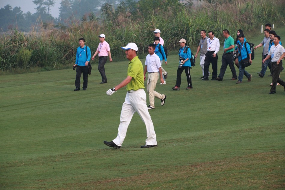 韩国选手李慧仁站在峭壁边缘,全神贯注地审视着脚下跨越湖面通往果岭的挑战性球道