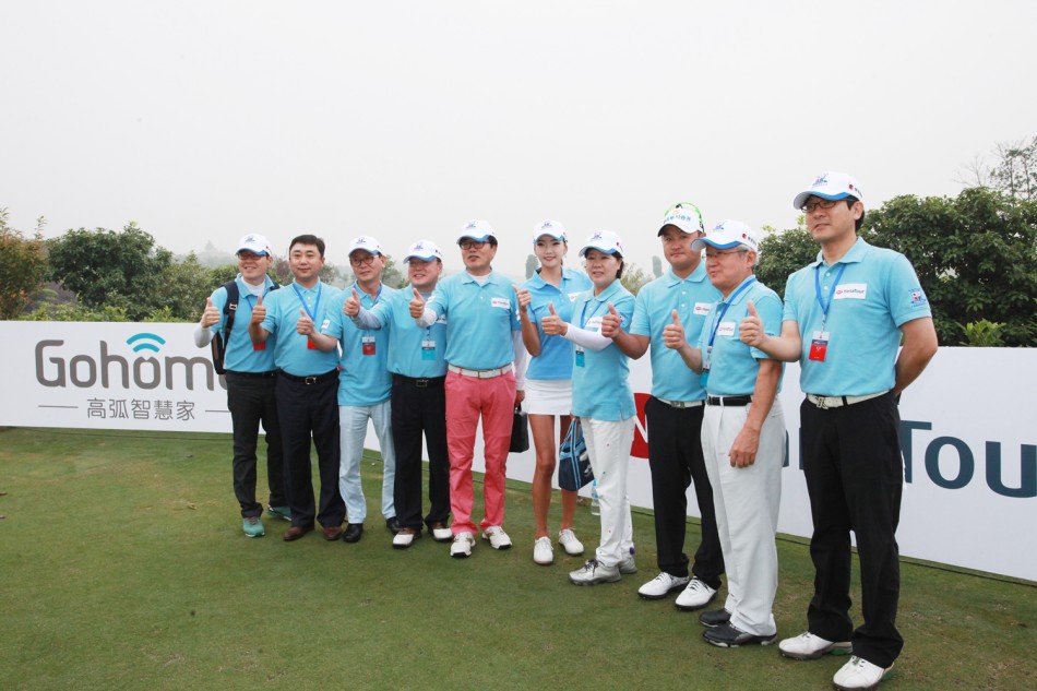 年轻球迷与自己崇拜的高尔夫球星开心自拍,画面充满了圆梦的喜悦与运动的热情