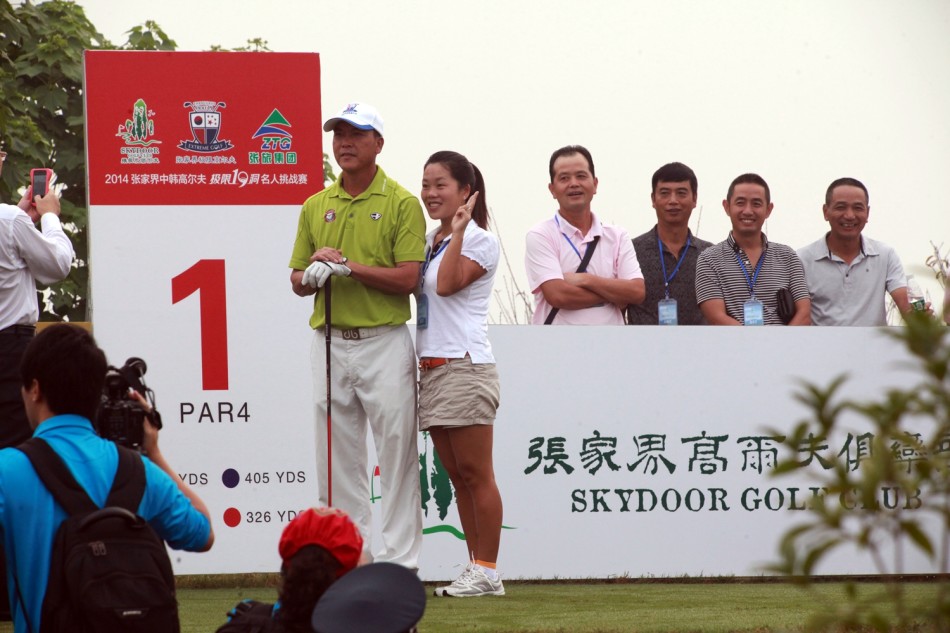 赛事圆满结束后,全体球员与工作人员在发球台旁合影,共同纪念这次在奇山秀水间完成的非凡高尔夫挑战