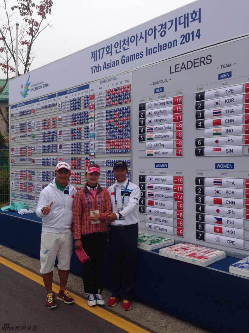 中国女队成员在果岭上仔细研判推杆线路,神情专注,展现了高尔夫运动所需的冷静与策略性。