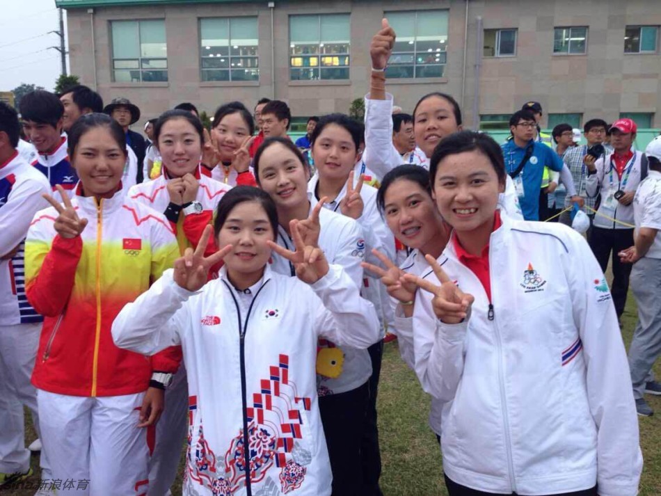 中国队队员与教练在赛后开心地拍摄集体照,每个人脸上都洋溢着自豪与喜悦的笑容,共同庆祝这来之不易的荣誉。