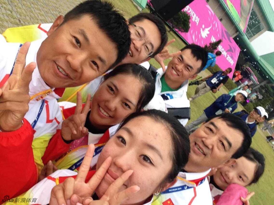 仁川亚运会中国高尔夫女队三位成员石昱婷、叶子琪、王馨迎在赛场边的合影,她们身着国家队队服,笑容灿烂,充满自信与朝气。