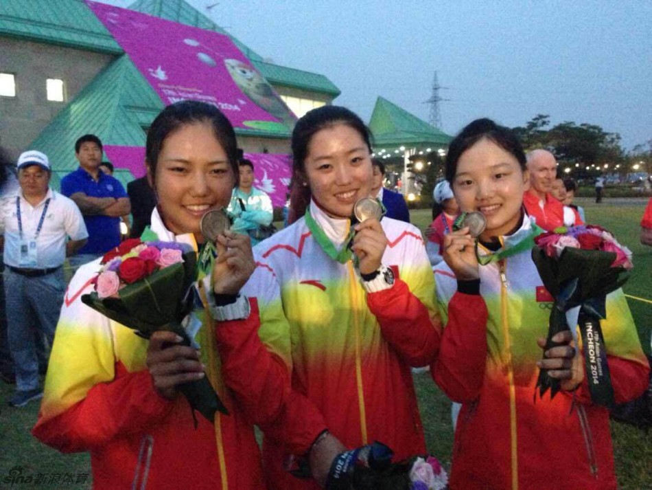 石昱婷在比赛中优雅挥杆的瞬间,动作流畅而有力,目光坚定地望向球飞出的方向。