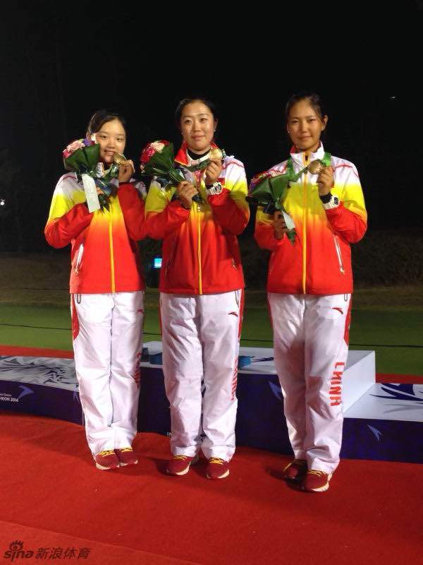 国旗与铜牌交相辉映,一名队员深情凝视手中的奖牌,这一刻所有的努力都化为了甜蜜的成果。