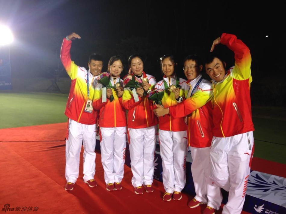 中国高尔夫女队三位成员在亚运村或赛场外身着休闲装再次合影,展现出她们在竞技场外轻松活泼的姐妹情谊。