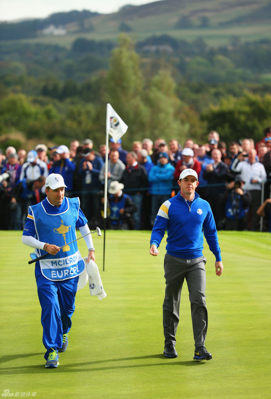 福勒面对一记关键的中长推，他弯下腰，聚精会神地阅读果岭上细微的起伏变化。