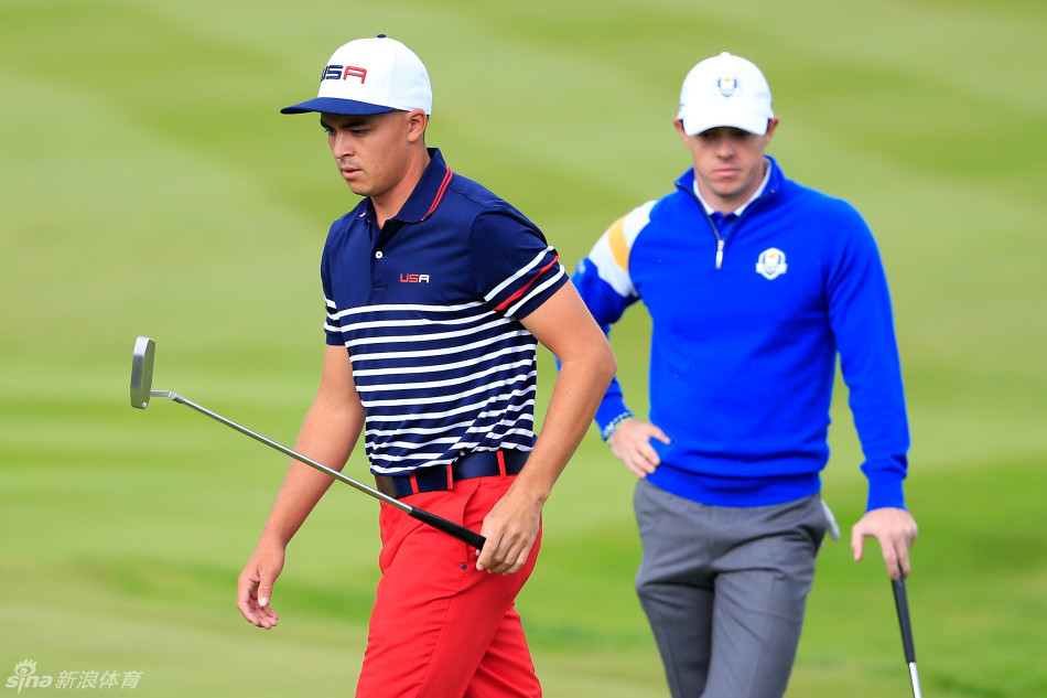 麦克罗伊以一记果断而流畅的推杆动作将小球送向洞杯，肢体舒展充满自信。