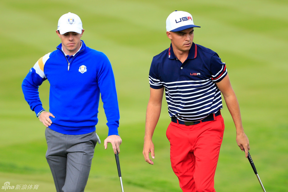 福勒在观众热烈的欢呼声中走下果岭，他面带微笑，向支持他的球迷们挥手致意。