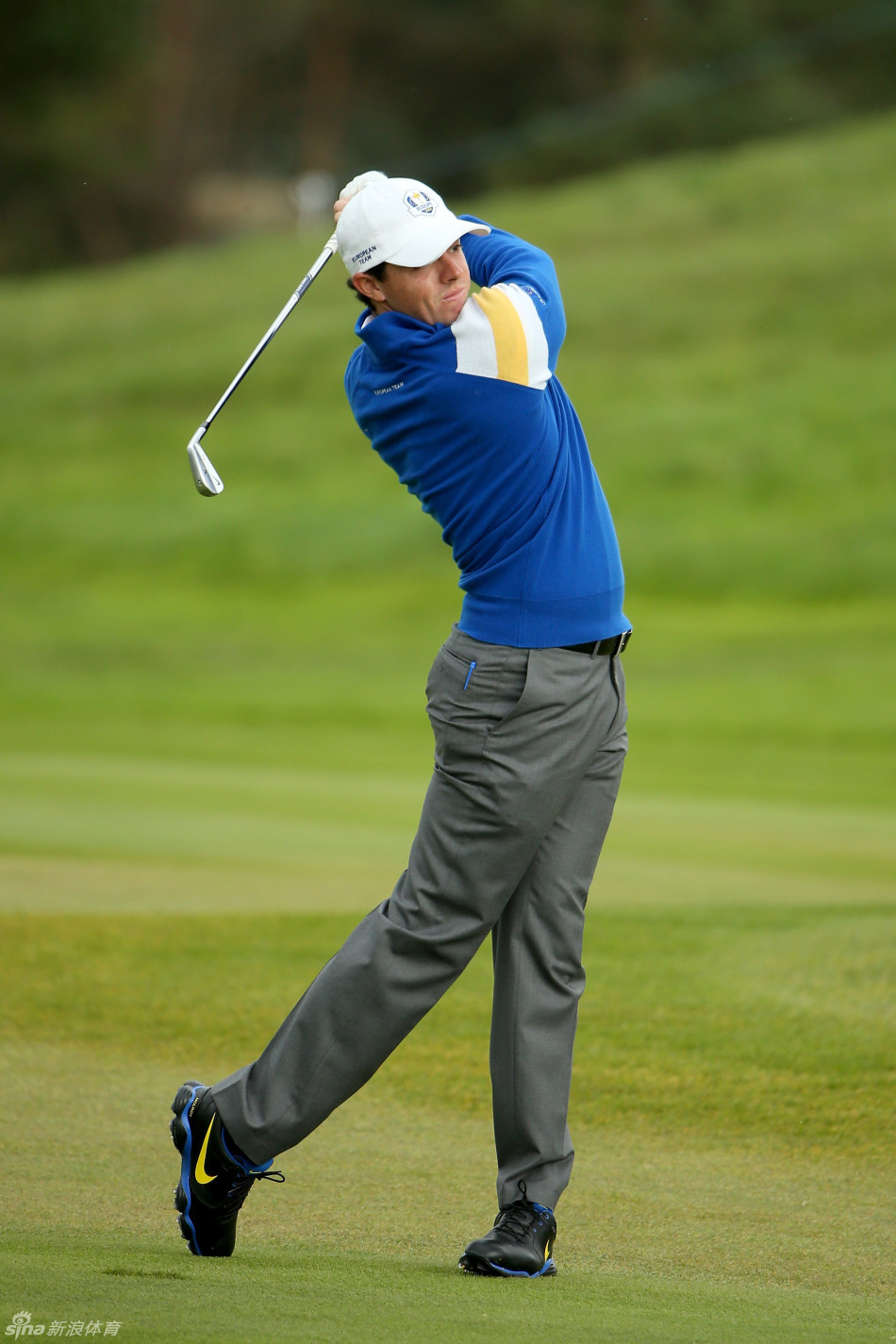 小麦与福勒在练习果岭上并肩行走，进行赛前交流，气氛轻松而融洽。