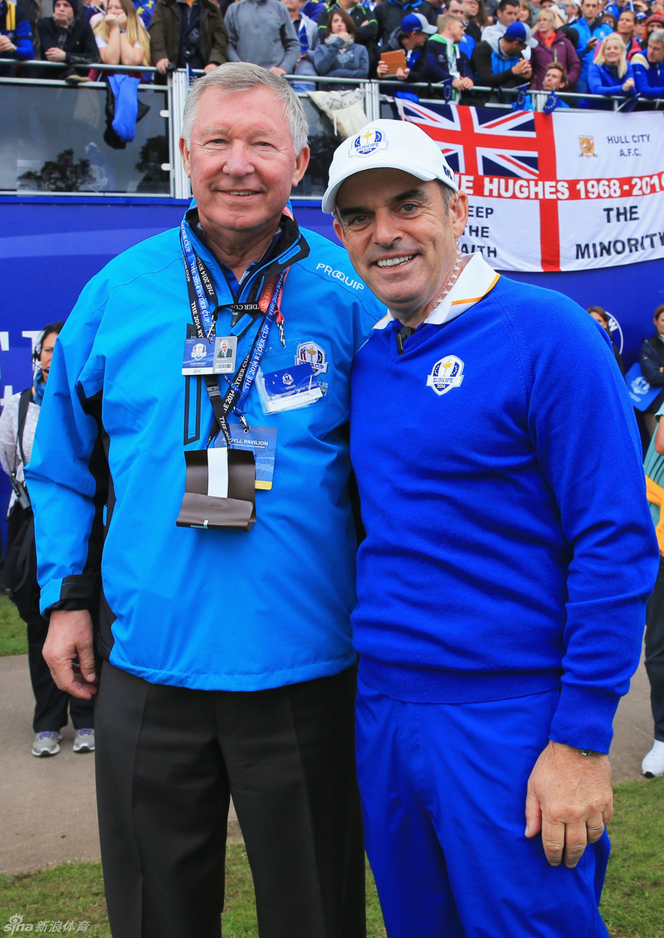 欧洲队队长保罗·麦克金尼与传奇教练弗格森在鹰阁球场边亲切交谈,麦克金尼正兴奋地分享着他的团队策略。