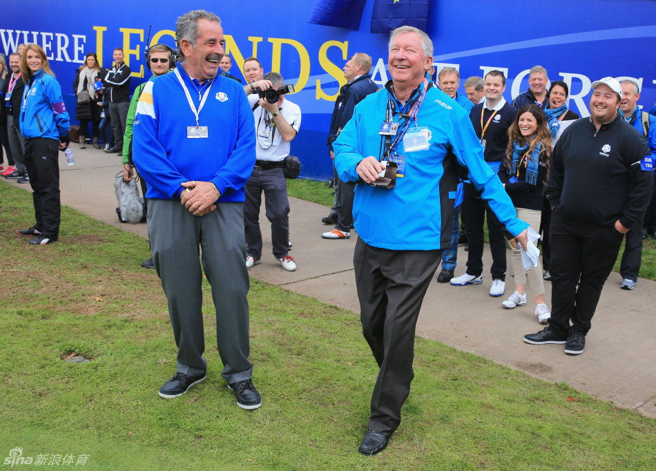 弗格森面带标志性笑容,张开双臂与欧洲队队长紧紧拥抱,将祝福与力量传递给即将投入最终决战的主帅。
