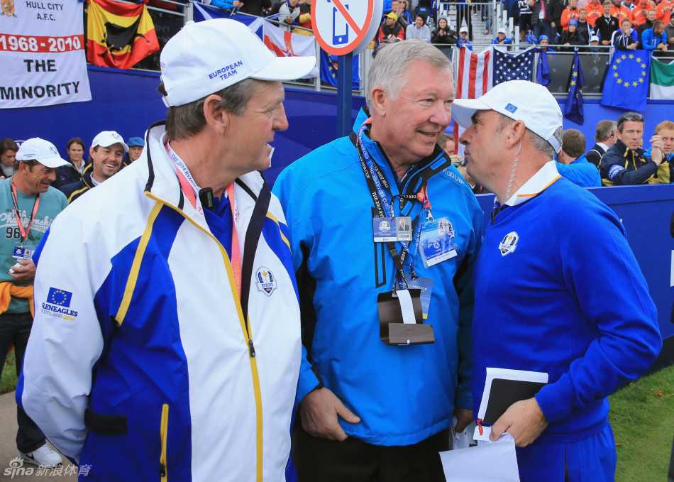 决赛日个人赛战况激烈,欧洲队球星在果岭上凝神推杆,全场观众屏息以待。