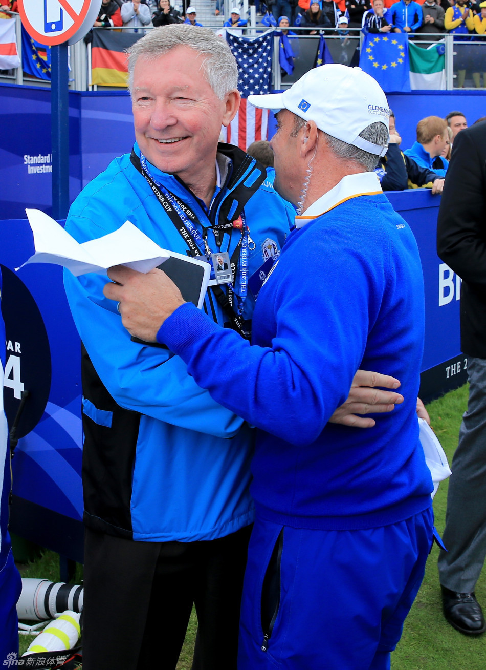 弗格森爵士信步走向第一洞发球台,目光深邃地观察赛场,他的到来为整个欧洲队阵营增添了沉稳而强大的气场。