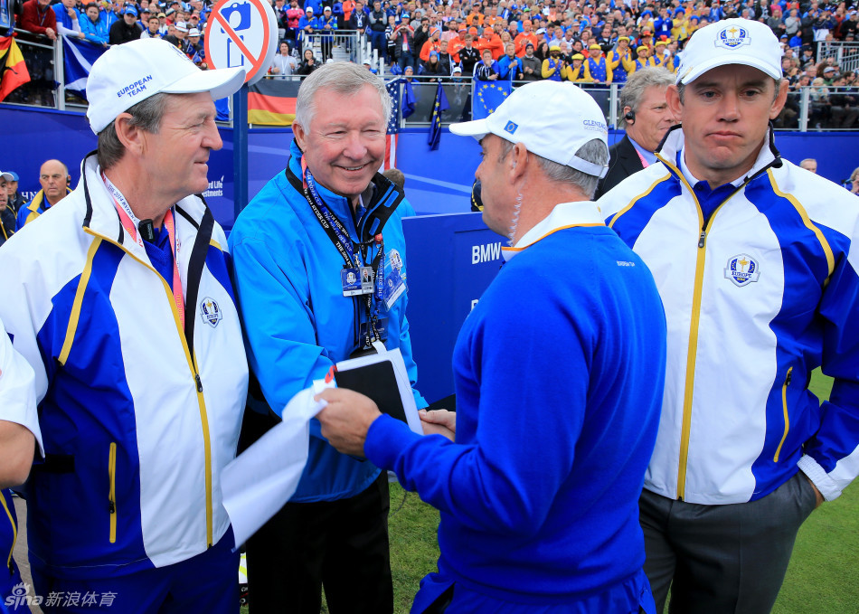 夺冠时刻,欧洲队队员与团队成员激动地拥抱庆祝,鹰阁球场化作一片欢乐的蓝色海洋。